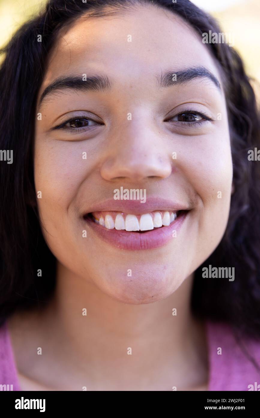 Nahporträt einer glücklichen birassischen Frau in sonniger Natur Stockfoto