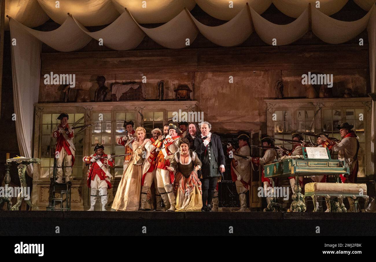 Front Center, l-r: Anna Devin (Rosina), Innocent Masuku (Graf Almaviva), Paul Sheehan (ein Offizieller), Lesley Garrett (Berta), Alastair Miles (Don Basilio), Simon Bailey (Doktor Bartolo) im FRISEUR VON SEVILLA an der English National Opera (ENO), London Coliseum WC2 12/02/2024 Musik: Gioachino Rossini Libretto: Cesare Sterbini Tanya McCallin Originalbeleuchtung: Tom Mannings Originalregisseur: Jonathan Miller Stockfoto