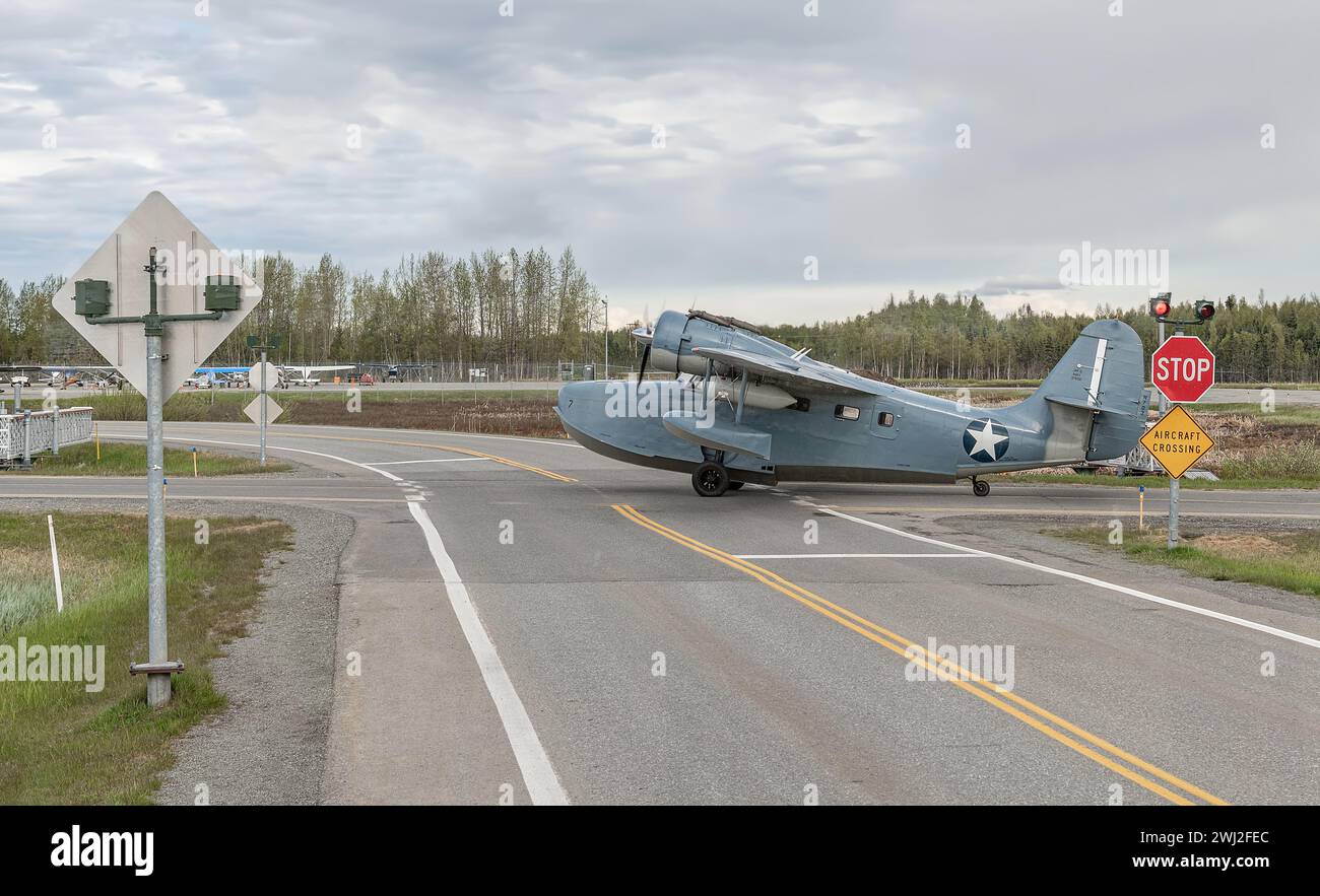 Grumman G-21 JRF OA-9 OA-13 Goose Float Flugzeug überquert eine Straße am Flughafen Anchorage, Anchorage, Alaska, USA Stockfoto