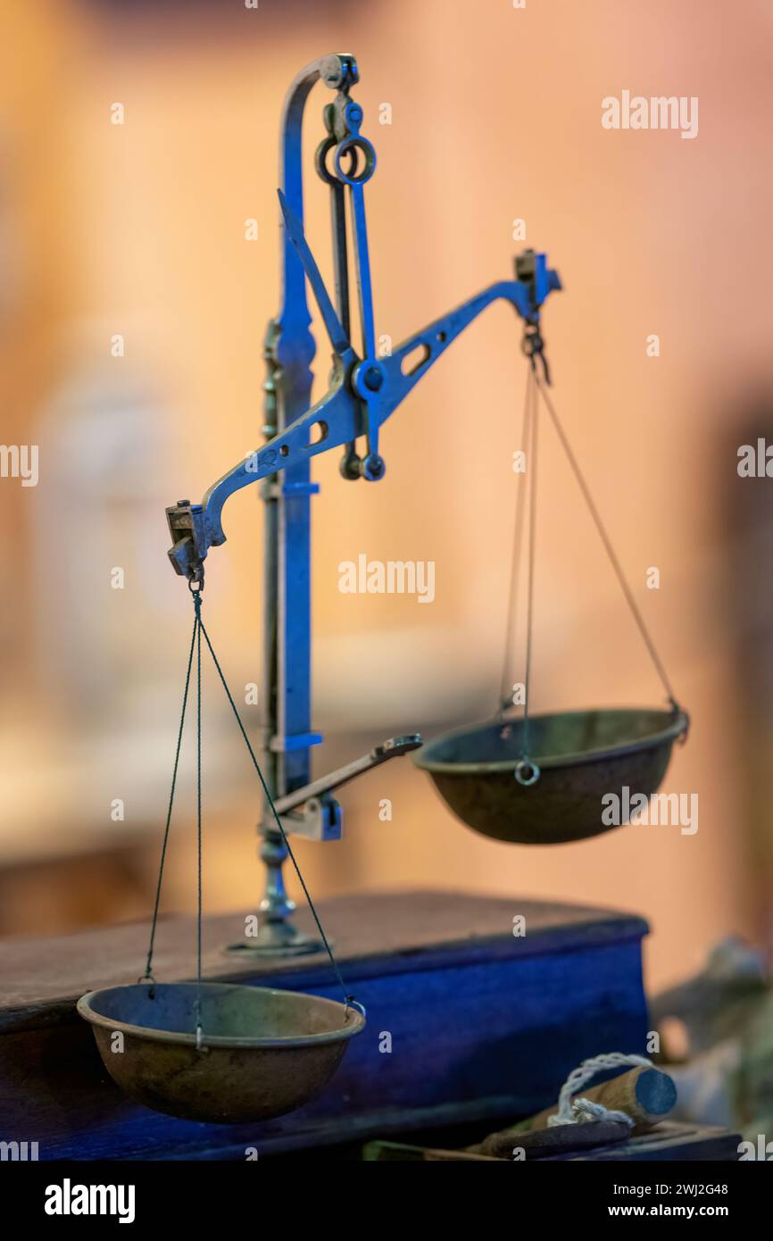 Vintage Waage auf einem Tisch. Stockfoto