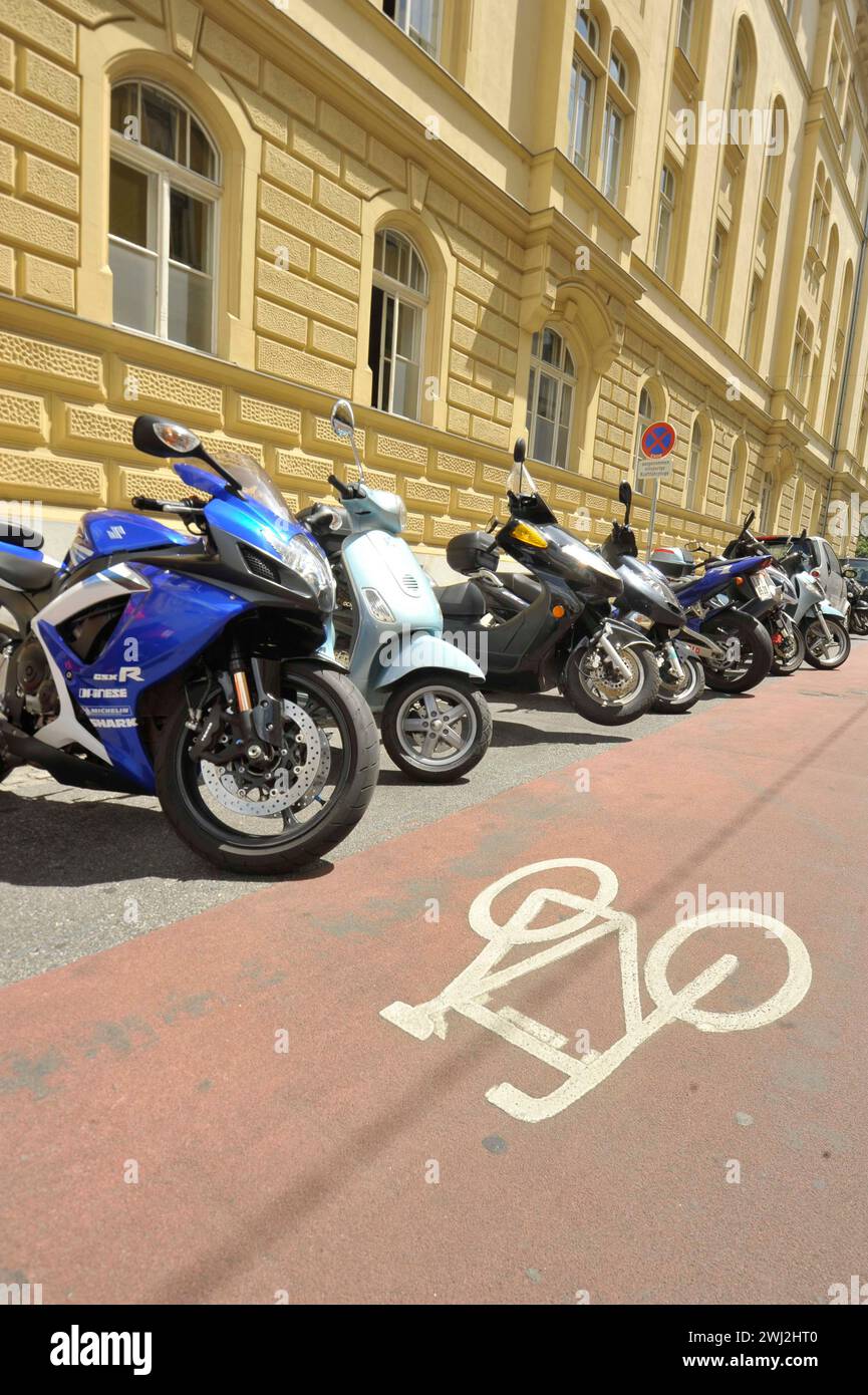 Motorrad-Parkplatz im Straßenverkehr Stockfoto