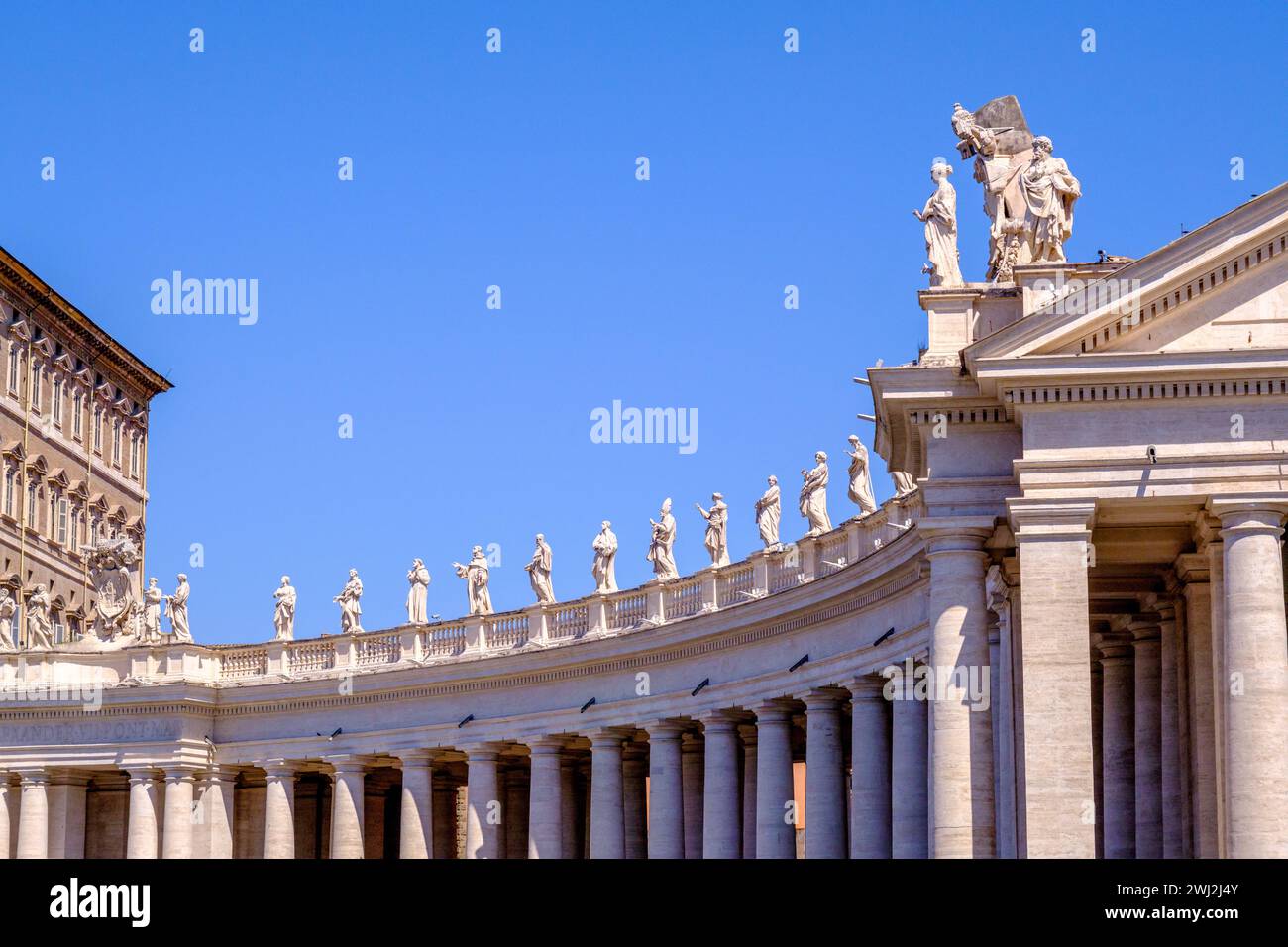 Statuen auf dem Dach des Petersdoms in Rom, Italien Stockfoto