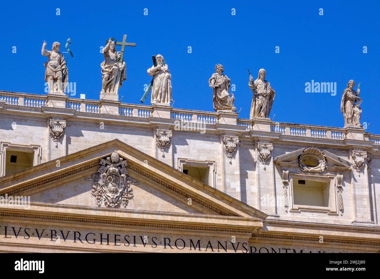 Statuen auf dem Dach des Petersdoms in Rom, Italien Stockfoto