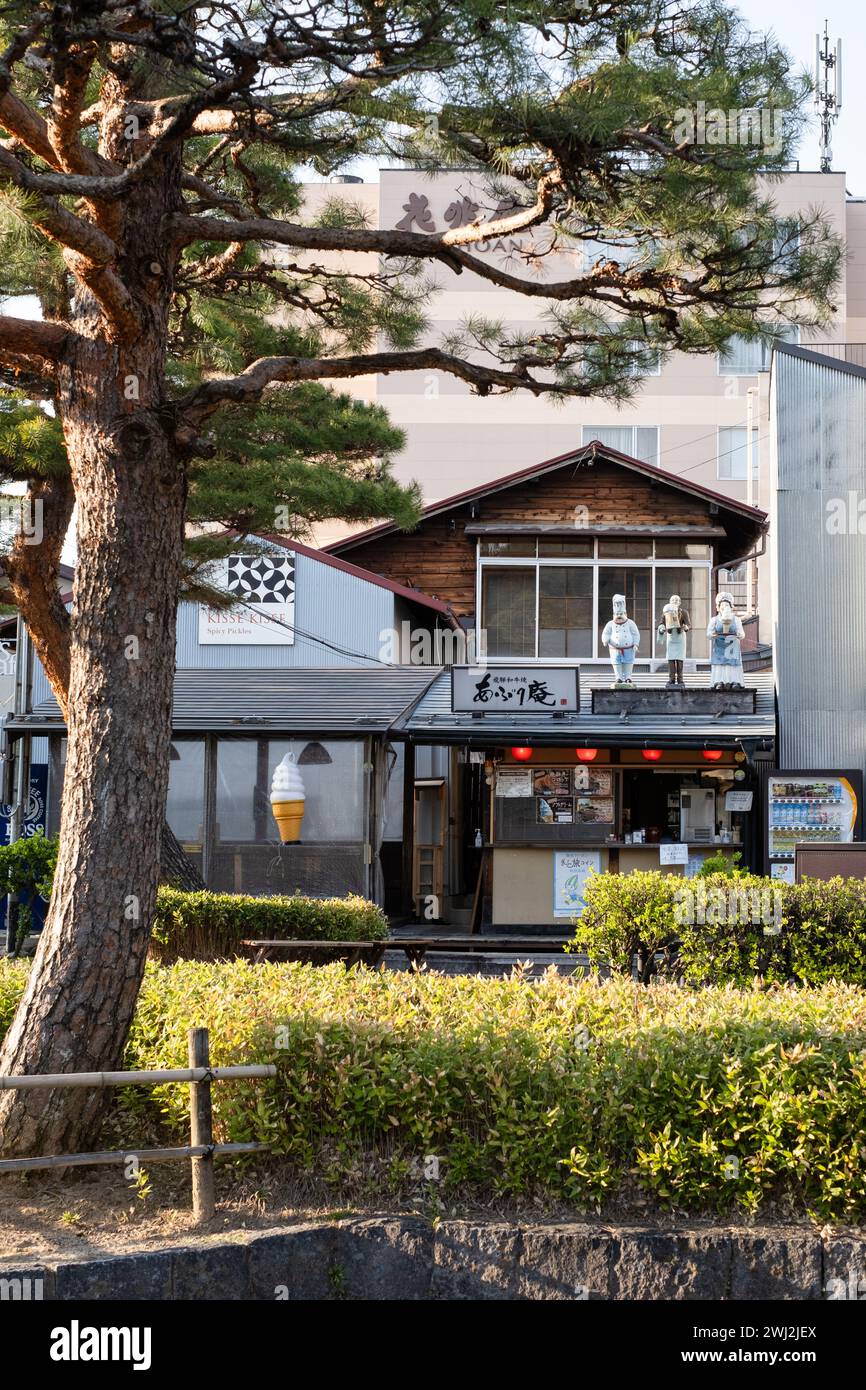 Restaurant mit Eiswürfeln aus Plastik, Küchenchef und Kellner, die dafür werben. Takayama, Präfektur Gifu, Japan. Stockfoto