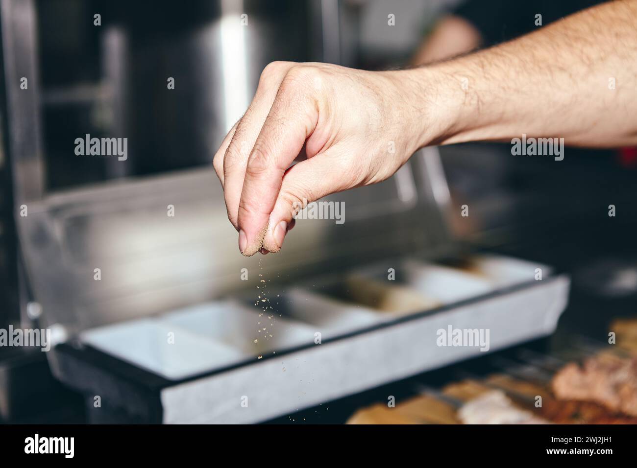 Der Küchenchef im Restaurant „Kitchen of the Restaurant“ bereitet den Gästen Gerichte zu Stockfoto