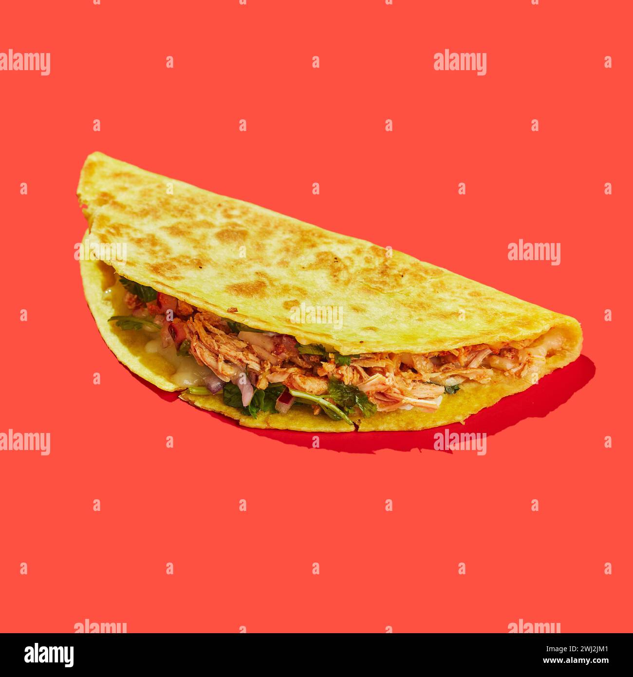 Tacos: Traditionelles Tex-Mex-Gericht auf rotem Hintergrund Stockfoto