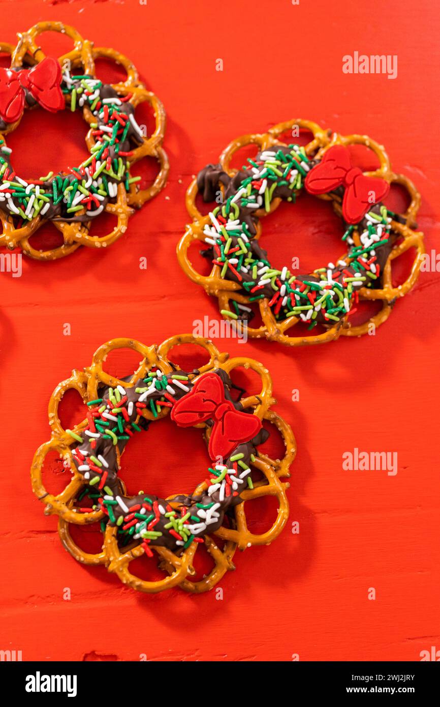 Weihnachtskranz Mit Schokoladenbrezel Stockfoto