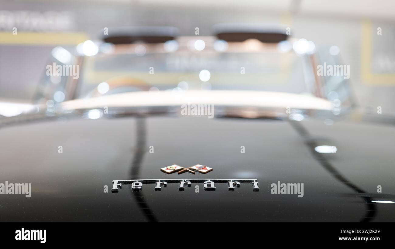 MODENA, ITALIEN - 21. APRIL 2022: Ferrari-Abzeichen auf dem Ferrari 250 GT Series II PF Cabriolet im Modena Museum Stockfoto