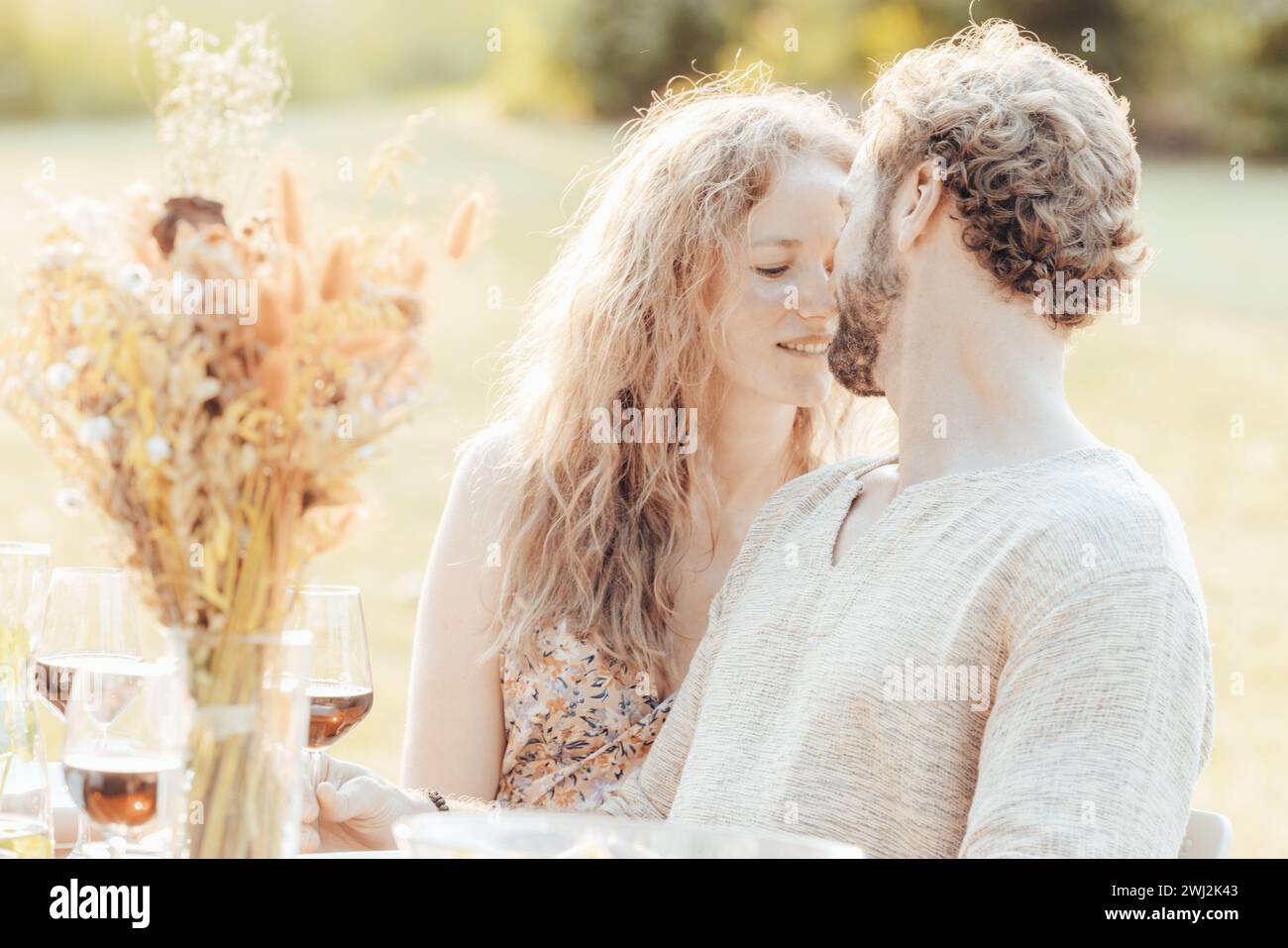 Intimer Moment an einem sonnendurchfluteten Tisch Stockfoto