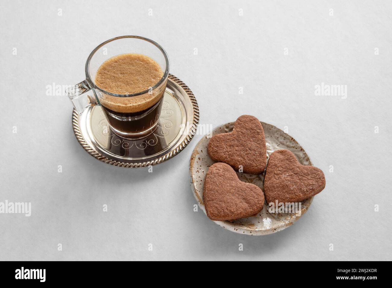 Tasse Kaffee und herzförmige Kekse zum Valentinstag Stockfoto
