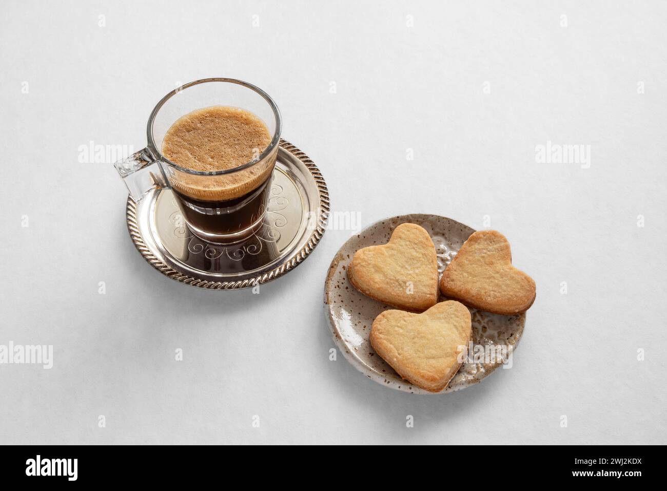 Tasse Kaffee und herzförmige Kekse zum Valentinstag Stockfoto