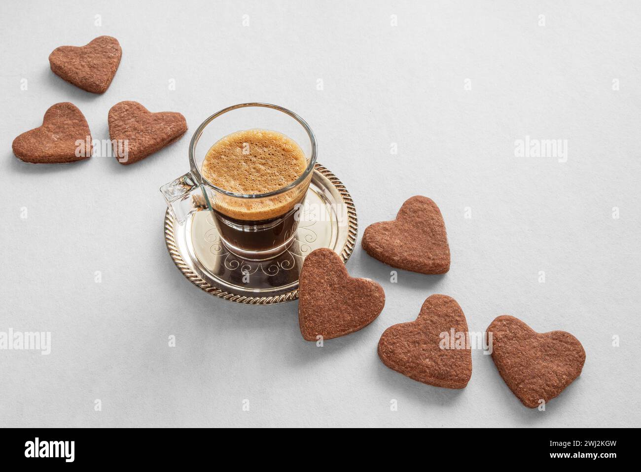 Tasse Kaffee und herzförmige Kekse zum Valentinstag Stockfoto