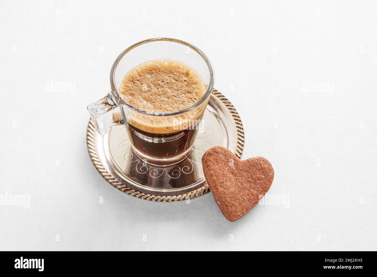Tasse Kaffee und herzförmige Kekse zum Valentinstag Stockfoto