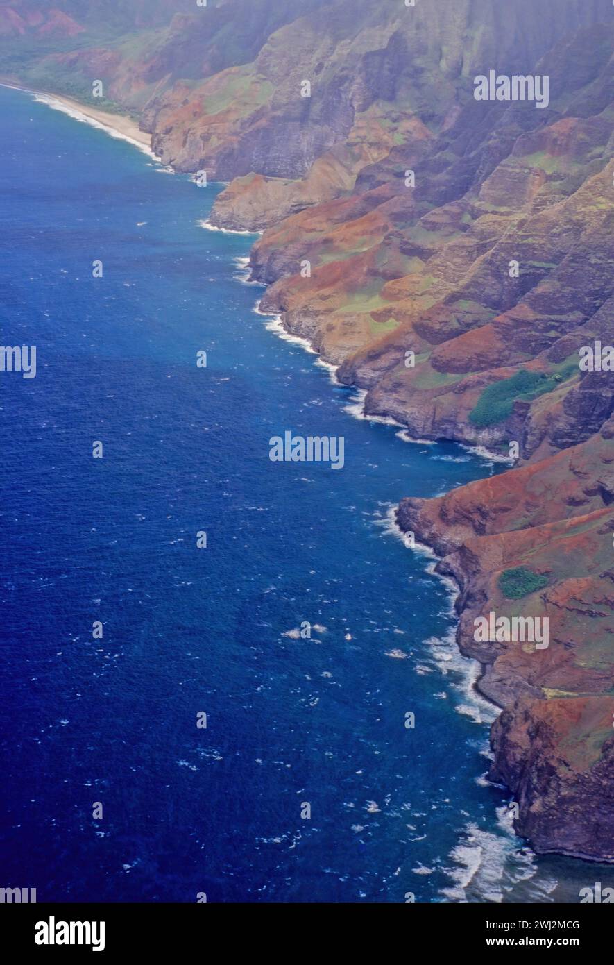 Der Nā Pali Coast State Park ist ein 6.175 Hektar großer State Park im US-Bundesstaat Hawaii, der sich im Zentrum der zerklüfteten 26 km (16 Meilen) nordwestlichen Seite von befindet Stockfoto