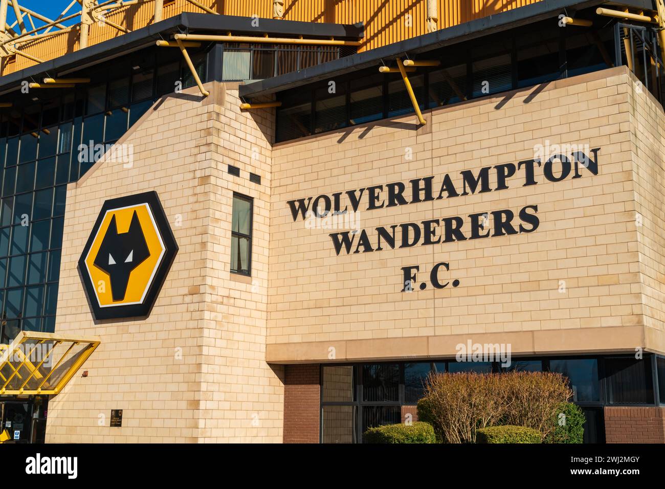 Wolverhampton, England – 12. Februar 2024: Vorderseite der britischen Fußballmannschaft Wolverhampton Wanderers Stadion mit Vereinslogo und Mannschaftsname Stockfoto