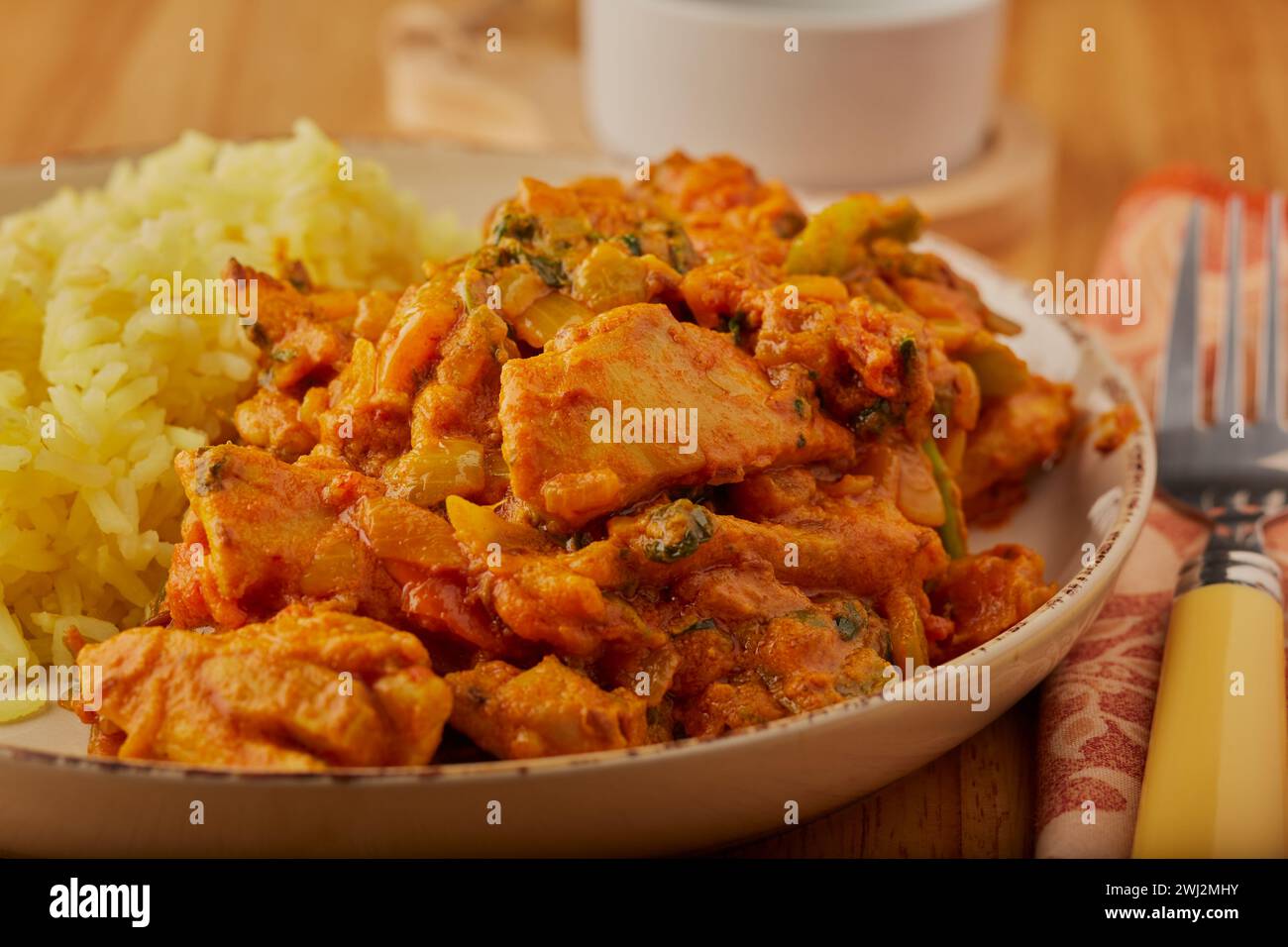 Hühnercurry mit Kurkuma-Reis. Stockfoto