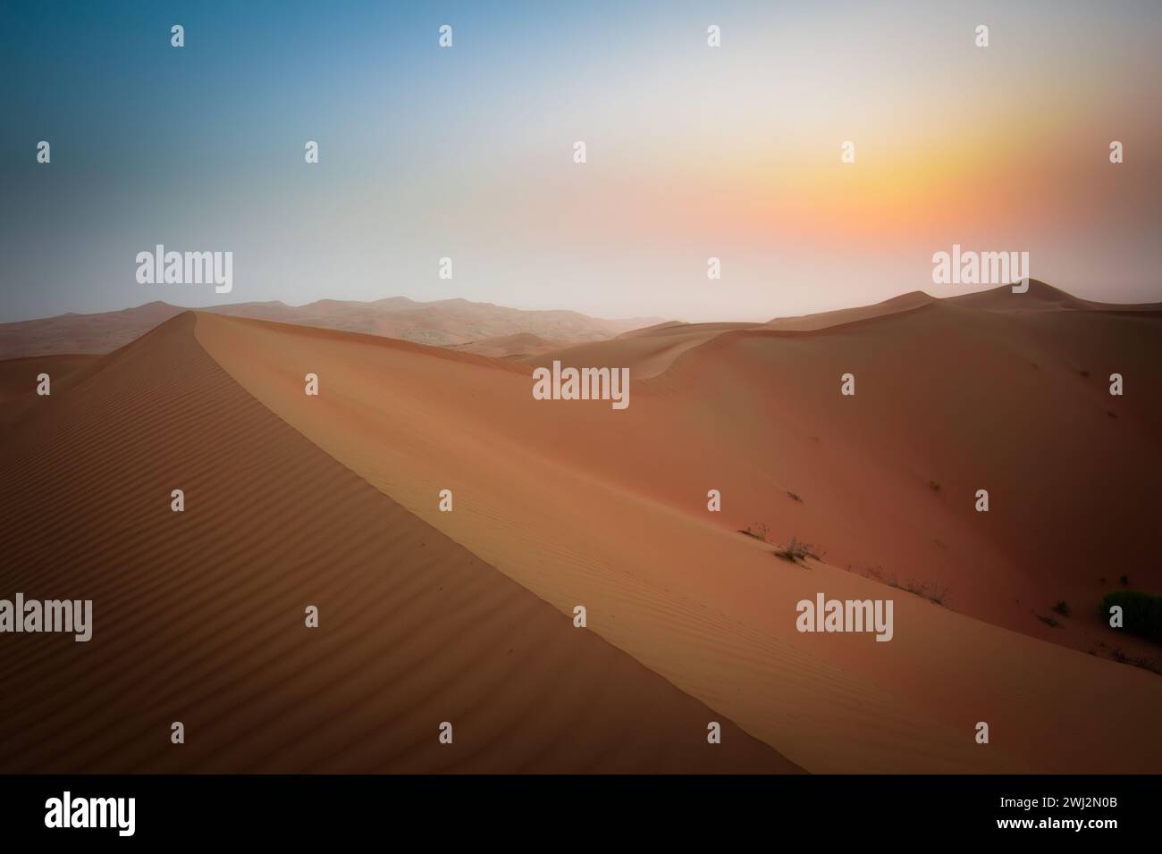 Ein wunderbarer düsterer Sonnenaufgang in der Wüste Rub Al Khali in den vereinigten Arabischen emiraten Stockfoto