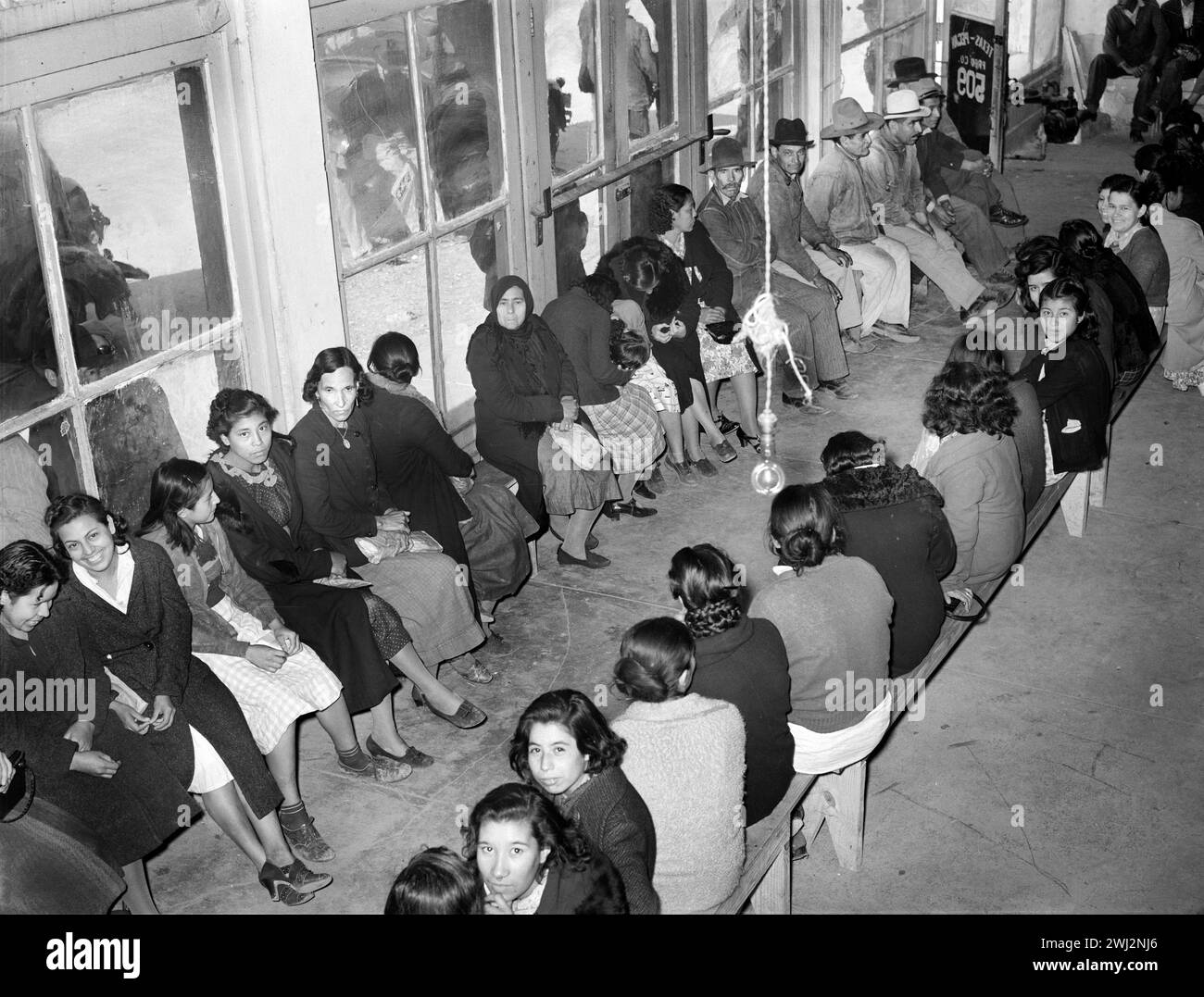 Mexikanische Pekannarbeiter warten in der gewerkschaftshalle auf die Arbeit. San Antonio, Texas, USA, Russell Lee, U.S. Farm Security Administration, März 1939 Stockfoto