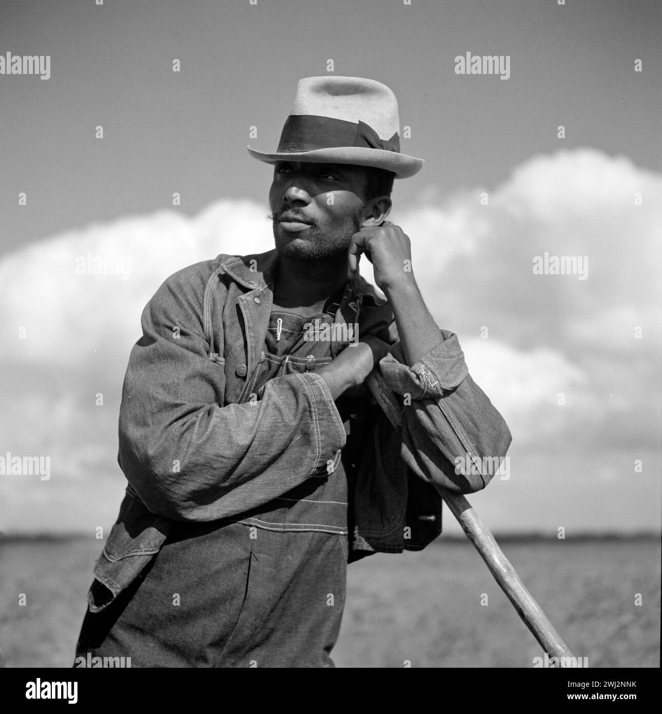 Landarbeiter, der beim Hacken von Baumwolle auf der Allen Plantation ruht, betrieben von Natchitoches Farmstead Association, einer Genossenschaft, die in Zusammenarbeit mit der FSA (Farm Security Administration), Natchitoches, Louisiana, USA, Marjory Collins, gegründet wurde. U.S. Office of war Information, Mai 1940 Stockfoto