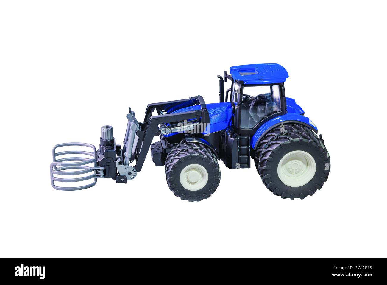 Nahaufnahme eines funkgesteuerten landwirtschaftlichen Miniatur-Traktormodells auf weißem Hintergrund. Stockfoto