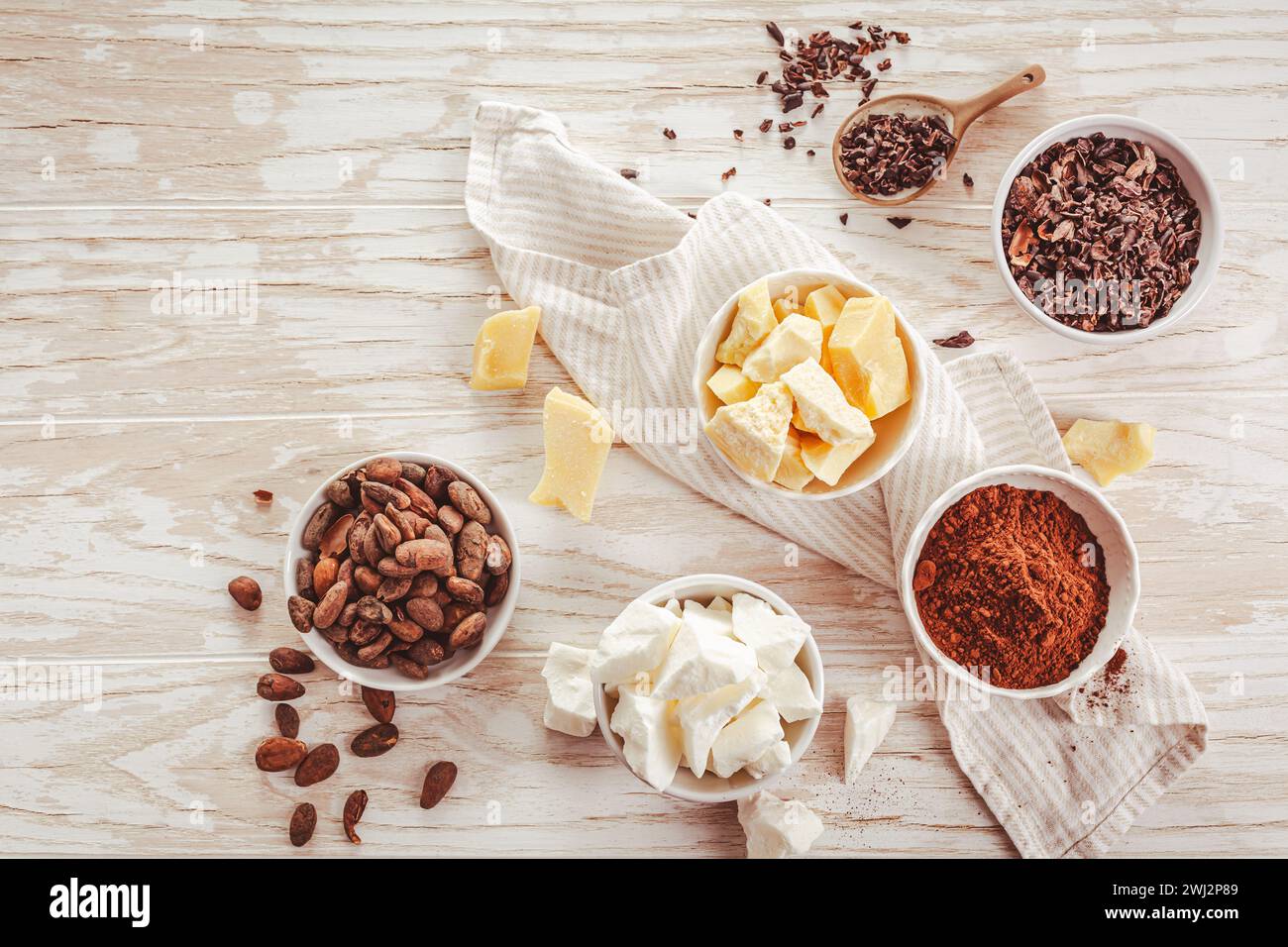 Kakaobohnen, Schokolade, Kakaobutter, Nibs und Kakaopulver, Backzutaten Stockfoto