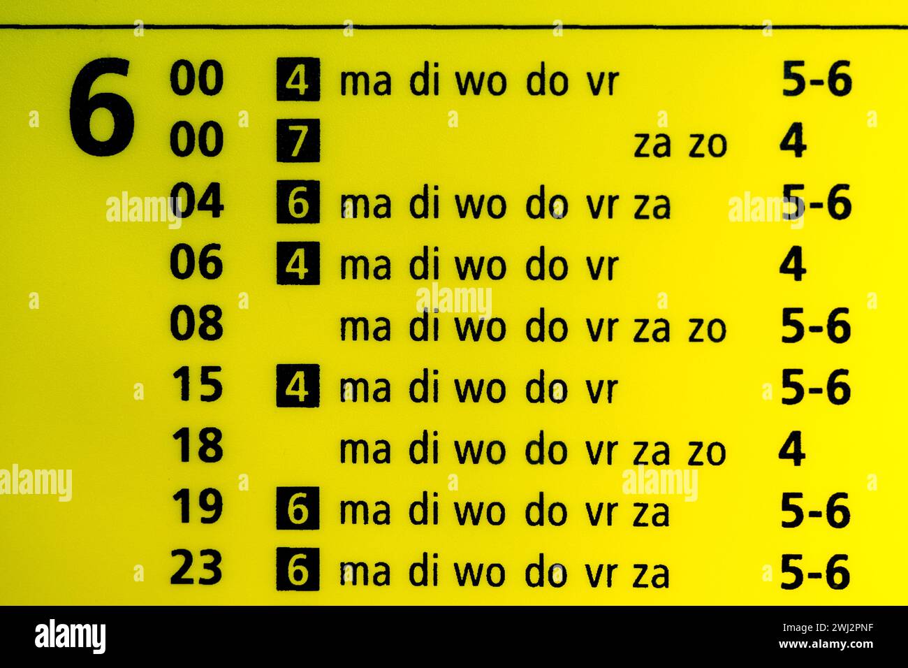 Zugfahrtabelle für 6:00 Uhr, gelb beleuchtet. Der Text zeigt die Wochentage an: "mo, di, mo, mo, fr, saß und Sonne. Stockfoto