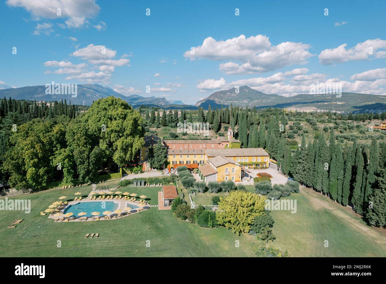 Luxuriöse antike Villa Cordevigo mit einem Swimmingpool in einem grünen Park mit einer Bergkulisse. Cavaion Veronese, Italien. Dr Stockfoto