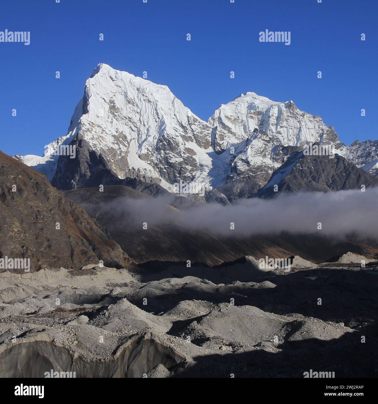 Ngozumba-Gletscher und schneebedeckte Berge Cholatse und Tobuche, Nepal. Stockfoto