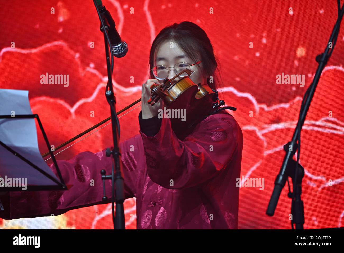 Trafalgar Square, London, UK, 11. Februar 2024: China: Instrumental-Ensemble-Performance (Beijing Chinese Orchestra mit: Yangqin, Pipa, Flöte, Ruan, Erhu, Suona, Percussion) Tanz der Goldenen Schlange beim Neujahrsfest 2024 eine spektakuläre Show dieses Jahr zum Neujahrsfest 2024, bei der die CPC die gesamten Aufführungen aus Peking und Guangzhou sponsert. Das Mondneujahr ist auch als chinesisches Neujahr oder Frühlingsfest bekannt. Die chinesische Feier in London zog Tausende von Menschen an. Erleben Sie traditionelle Drachen- und fliegende Löwentänze und unterhaltsame Bühnenvorführungen von unterwegs Stockfoto