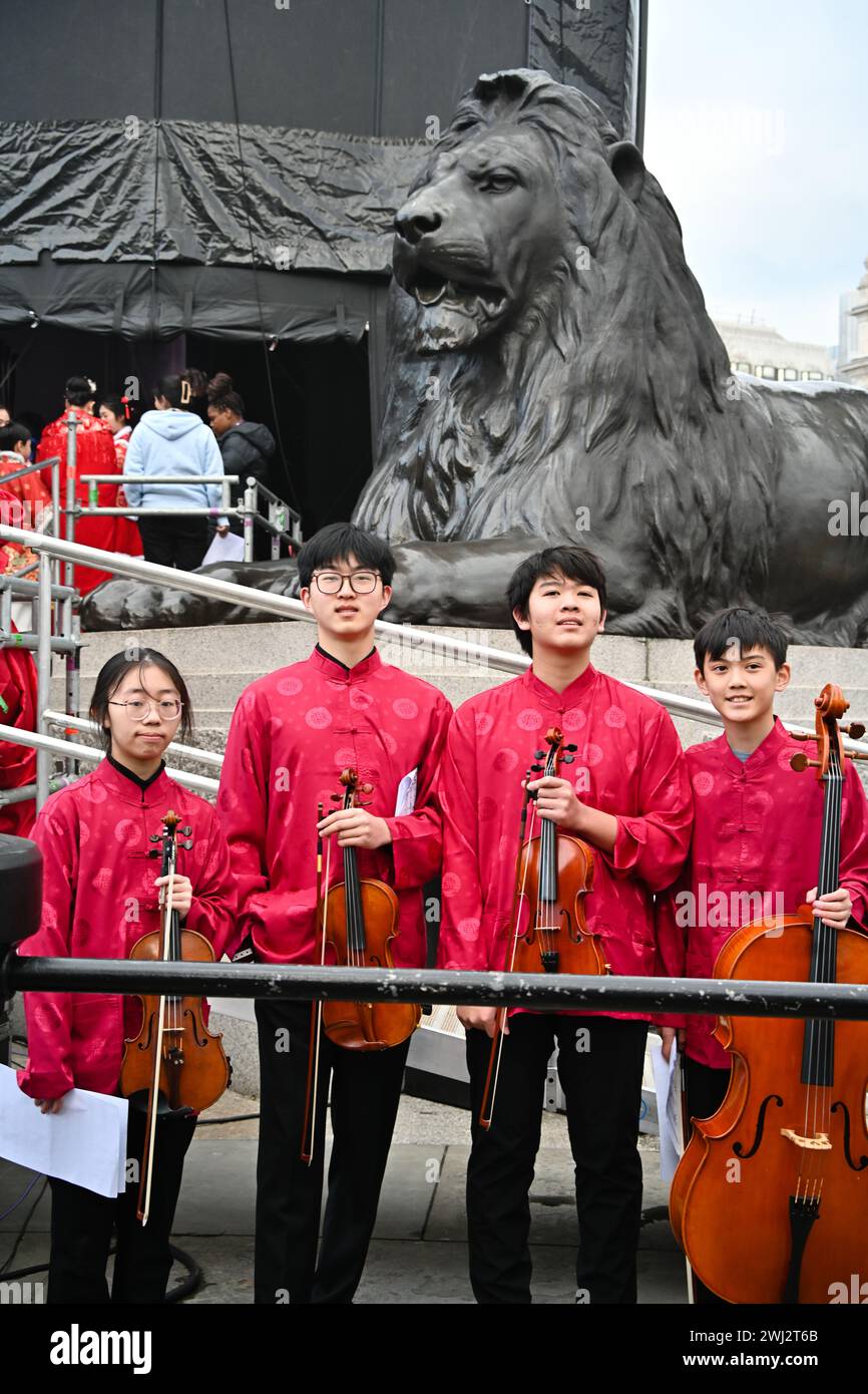 Trafalgar Square, London, UK, 11. Februar 2024: China: Instrumental-Ensemble-Performance (Beijing Chinese Orchestra mit: Yangqin, Pipa, Flöte, Ruan, Erhu, Suona, Percussion) Tanz der Goldenen Schlange beim Neujahrsfest 2024 eine spektakuläre Show dieses Jahr zum Neujahrsfest 2024, bei der die CPC die gesamten Aufführungen aus Peking und Guangzhou sponsert. Das Mondneujahr ist auch als chinesisches Neujahr oder Frühlingsfest bekannt. Die chinesische Feier in London zog Tausende von Menschen an. Erleben Sie traditionelle Drachen- und fliegende Löwentänze und unterhaltsame Bühnenvorführungen von unterwegs Stockfoto