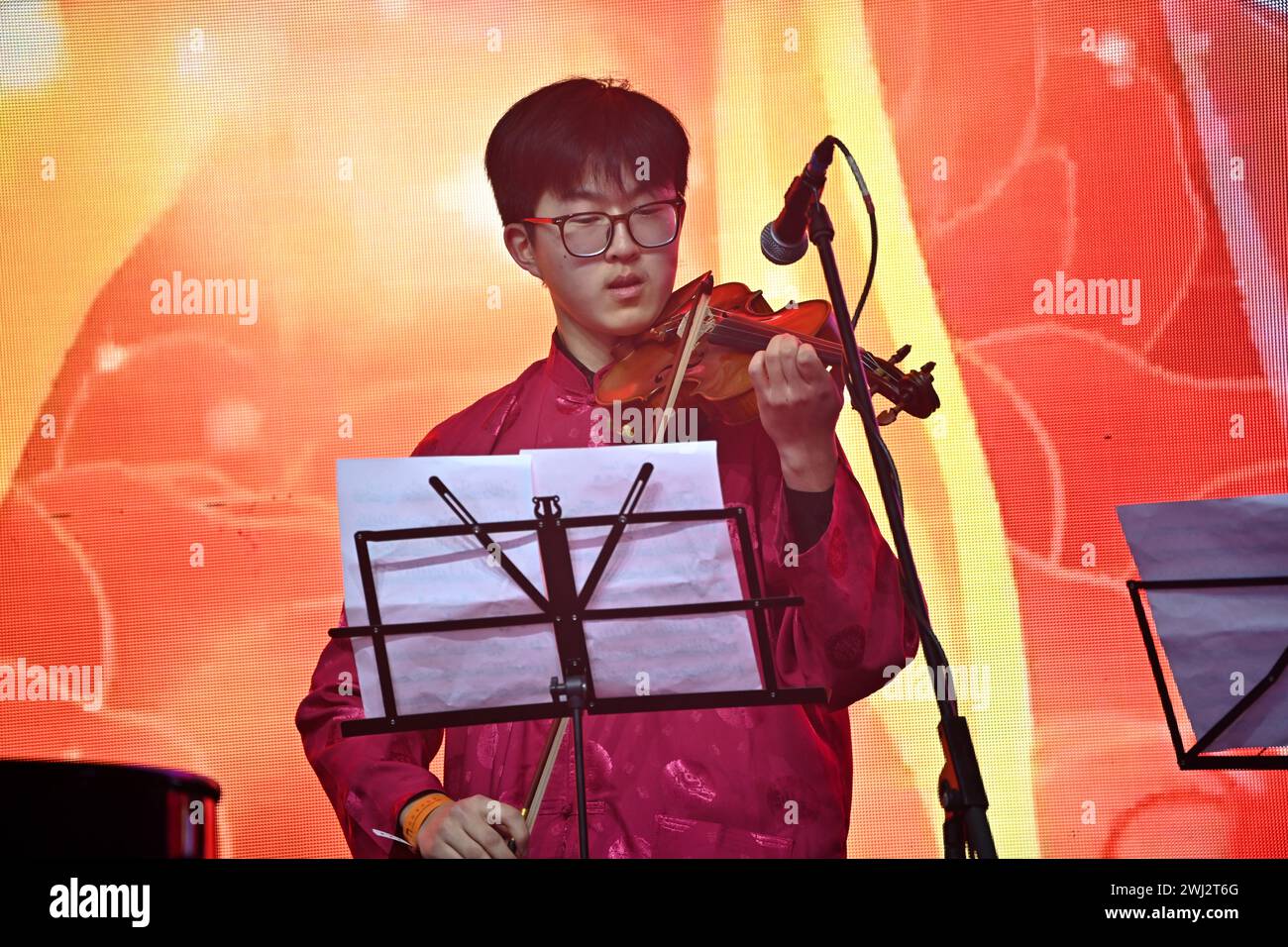 Trafalgar Square, London, UK, 11. Februar 2024: China: Instrumental-Ensemble-Performance (Beijing Chinese Orchestra mit: Yangqin, Pipa, Flöte, Ruan, Erhu, Suona, Percussion) Tanz der Goldenen Schlange beim Neujahrsfest 2024 eine spektakuläre Show dieses Jahr zum Neujahrsfest 2024, bei der die CPC die gesamten Aufführungen aus Peking und Guangzhou sponsert. Das Mondneujahr ist auch als chinesisches Neujahr oder Frühlingsfest bekannt. Die chinesische Feier in London zog Tausende von Menschen an. Erleben Sie traditionelle Drachen- und fliegende Löwentänze und unterhaltsame Bühnenvorführungen von unterwegs Stockfoto