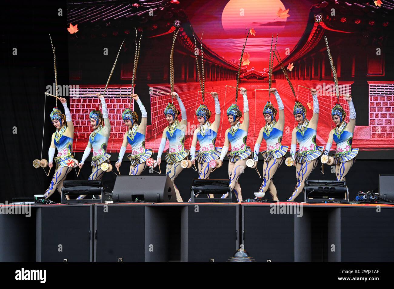 Trafalgar Square, London, Großbritannien, 11. Februar 2024: China: China: China National Acrobatic Troupe kombiniert Diabolo-Tricks mit traditionellen Opernvorformen beim Neujahrsfest 2024 eine spektakuläre Show dieses Jahr zum Neujahrsfest 2024, bei der die CPC die gesamten Aufführungen aus Peking und Guangzhou sponsert. Das Mondneujahr ist auch als chinesisches Neujahr oder Frühlingsfest bekannt. Die chinesische Feier in London zog Tausende von Menschen an. Erleben Sie traditionelle Drachen- und fliegende Löwentänze und unterhaltsame Bühnenaufführungen aus China, einschließlich Peking Oper und Akrobatik, Martial Stockfoto