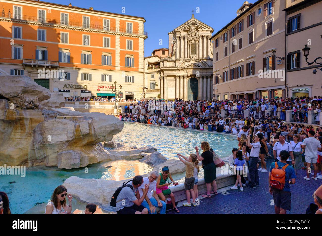 Rom, IT - 11. August 2023: Viele Touristen am Trevi-Brunnen am Abend Stockfoto