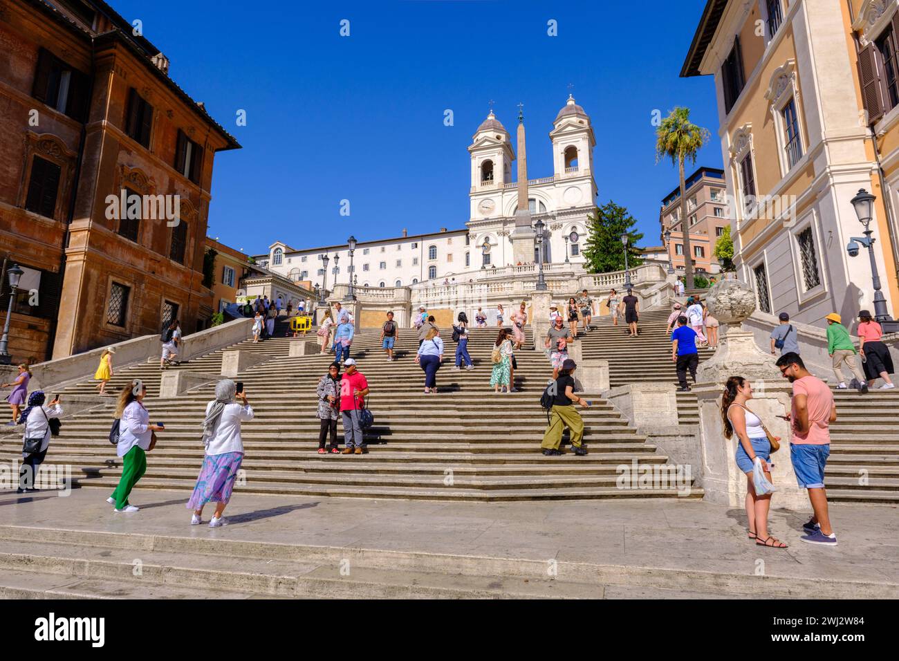 Rom, IT - 11. August 2023: Touristen an der Spanischen Treppe Stockfoto
