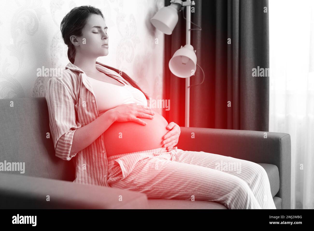 Schwanger Frau zu Hause. Verschiedene gesundheitliche Probleme während der Schwangerschaft. Stockfoto