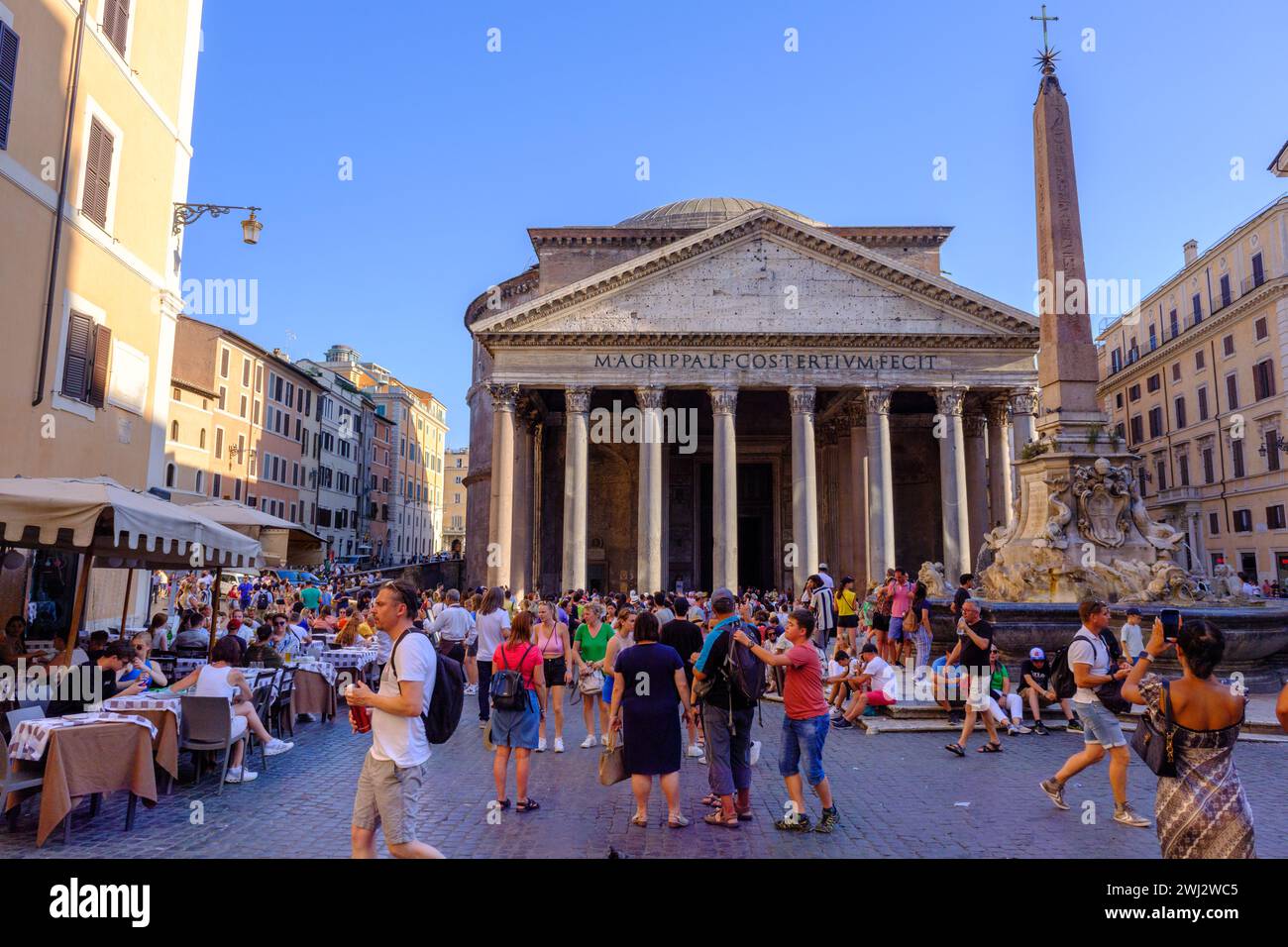Rom, IT - 11. August 2023: Touristen vor dem Pantheon Stockfoto