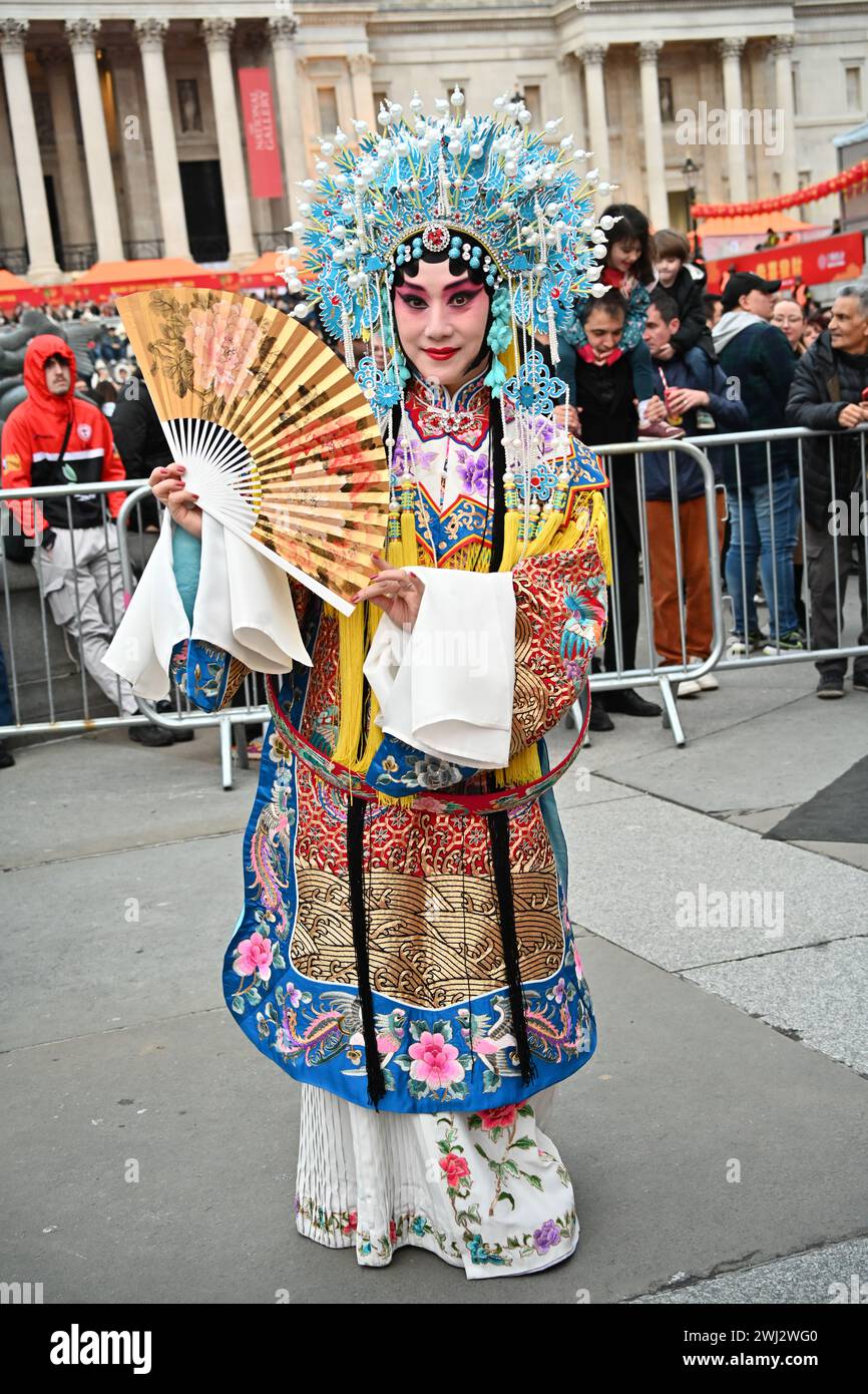 Trafalgar Square, London, UK, 11. Februar 2024: Die Beijing Opera Performance feiert beim Neujahrsfest 2024 eine spektakuläre Show zum Neujahrsfest 2024. Die CPC sponsert alle Aufführungen, die aus Peking und Guangzhou kommen. Das Mondneujahr ist auch als chinesisches Neujahr oder Frühlingsfest bekannt. Die chinesische Feier in London zog Tausende von Menschen an. Erleben Sie traditionelle Drachen- und fliegende Löwentänze und unterhaltsame Bühnenaufführungen aus China, einschließlich Peking Oper und Akrobatik, Kampfkunst-Ausstellungen und antike Magie in London, Großbritannien. Stockfoto