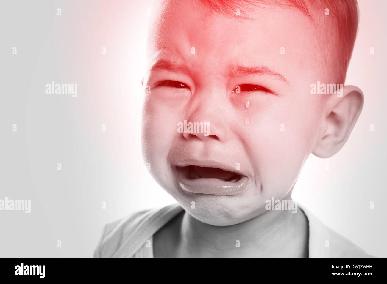 Kleines weinendes Baby, das Kopfschmerzen hat Stockfoto