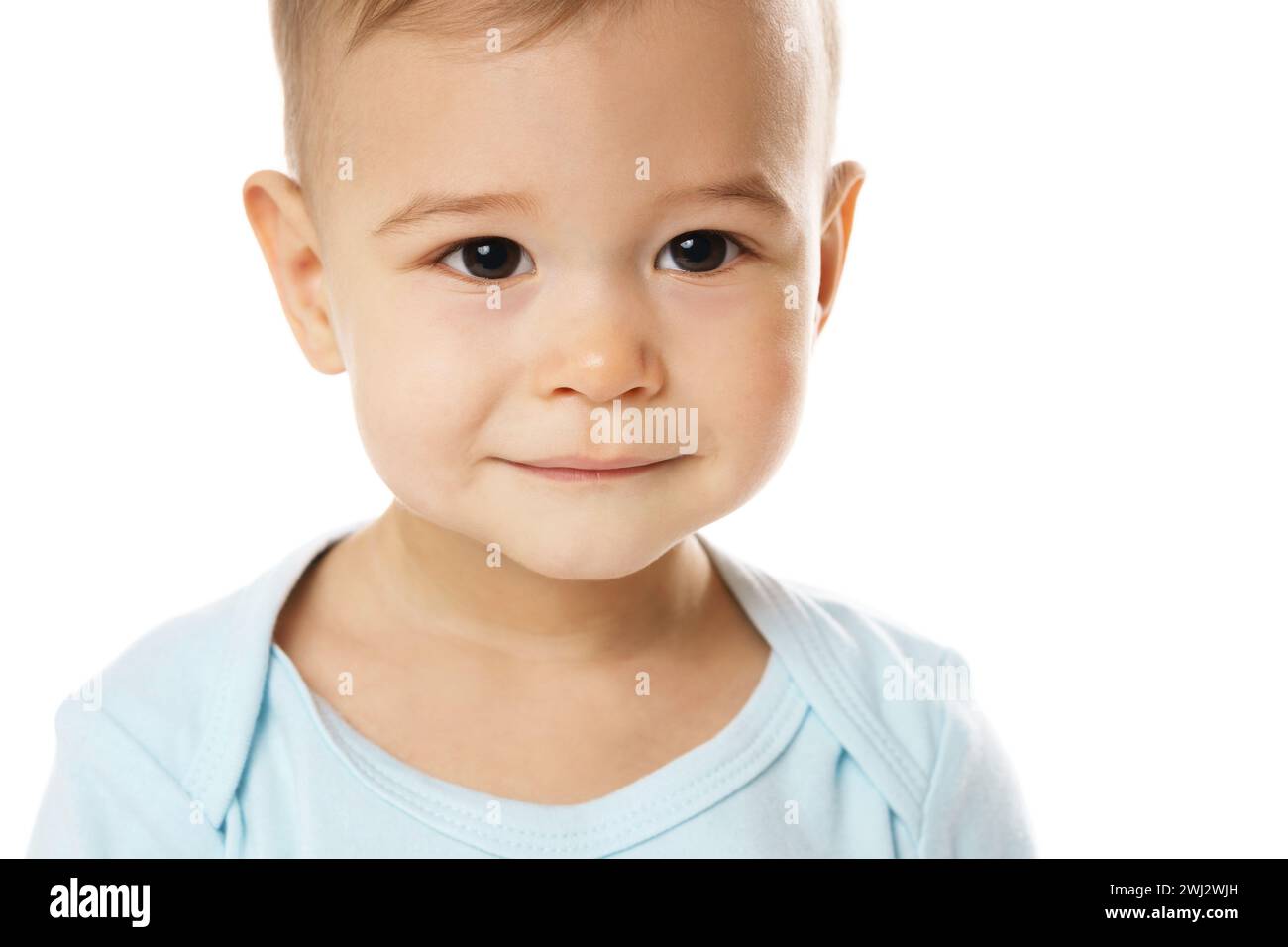 Closeuo-Aufnahme des lächelnden Gesichts eines kleinen Jungen im Strampler. Stockfoto