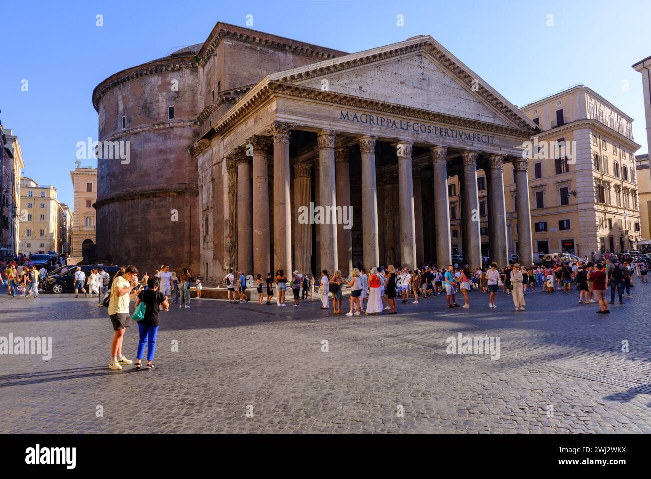 Rom, IT - 11. August 2023: Touristen vor dem Pantheon Stockfoto
