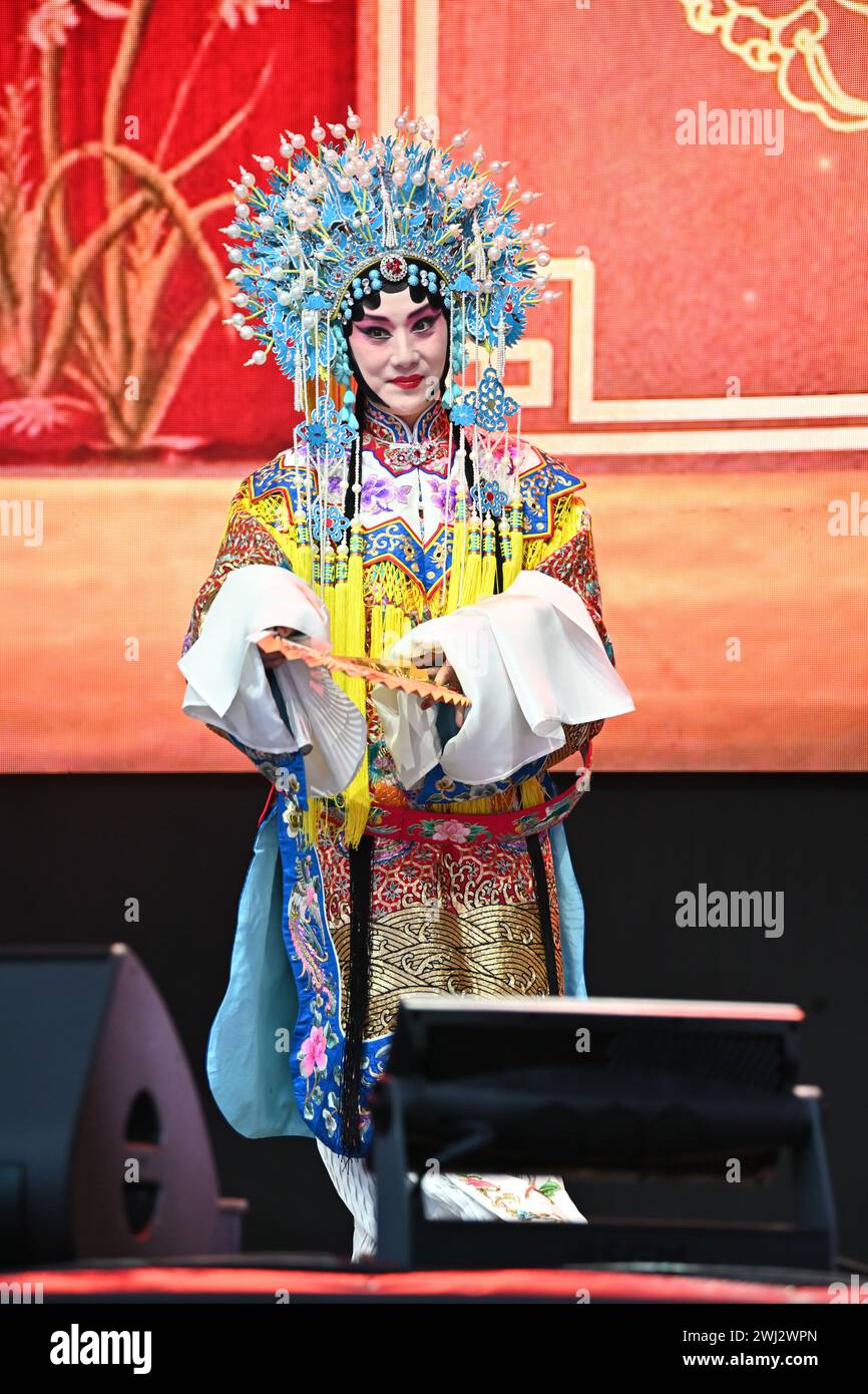 Trafalgar Square, London, Großbritannien, 11. Februar 2024: Beijing Opera Performance - Dragon Palace feiert beim Neujahrsfest 2024 eine spektakuläre Show zum Neujahrsfest 2024, bei der die CPC die gesamten Aufführungen aus Peking und Guangzhou sponsert. Das Mondneujahr ist auch als chinesisches Neujahr oder Frühlingsfest bekannt. Die chinesische Feier in London zog Tausende von Menschen an. Erleben Sie traditionelle Drachen- und fliegende Löwentänze und unterhaltsame Bühnenshows aus China, einschließlich Peking Oper und Akrobatik, Kampfkunst und antike Magie in London. Stockfoto