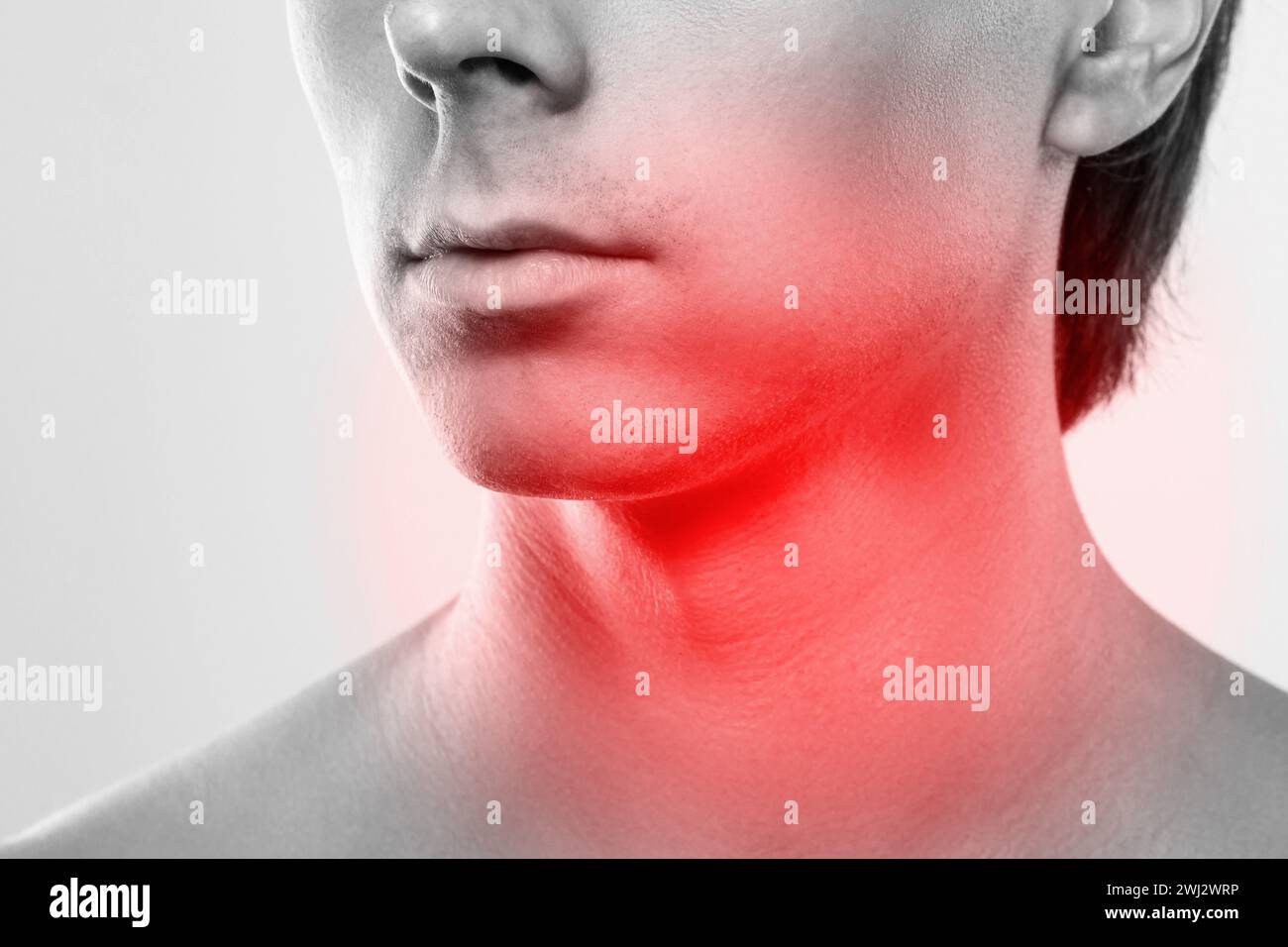 Mann mit Schmerzen im Nacken. Konzepte von Problemen mit Schilddrüse oder Halsschmerzen. Stockfoto