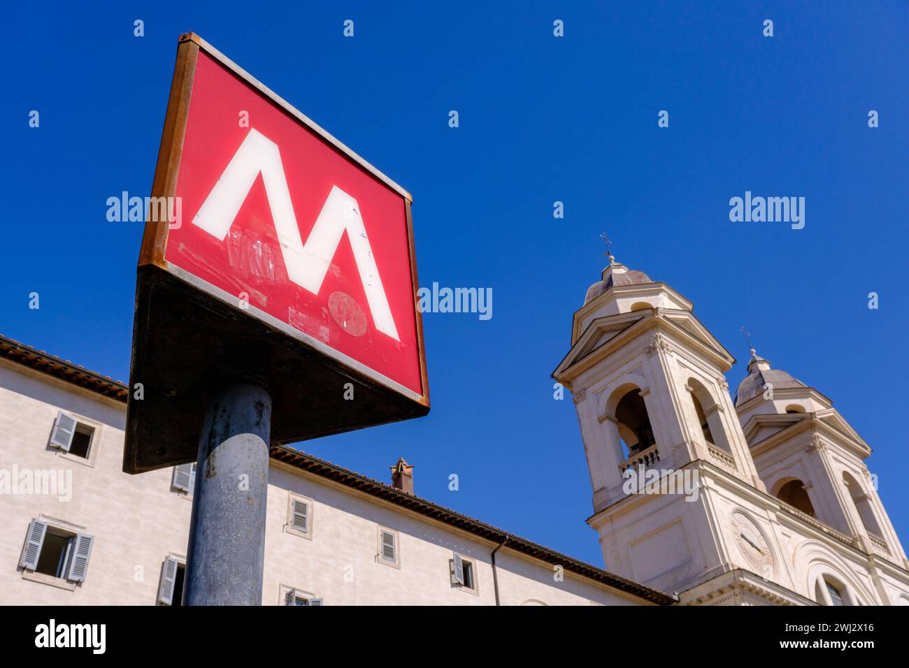 Rom, IT - 11. August 2023: Schild zur U-Bahn-Station Spagna Stockfoto