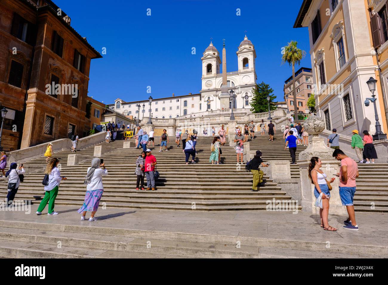 Rom, IT - 11. August 2023: Touristen an der Spanischen Treppe Stockfoto