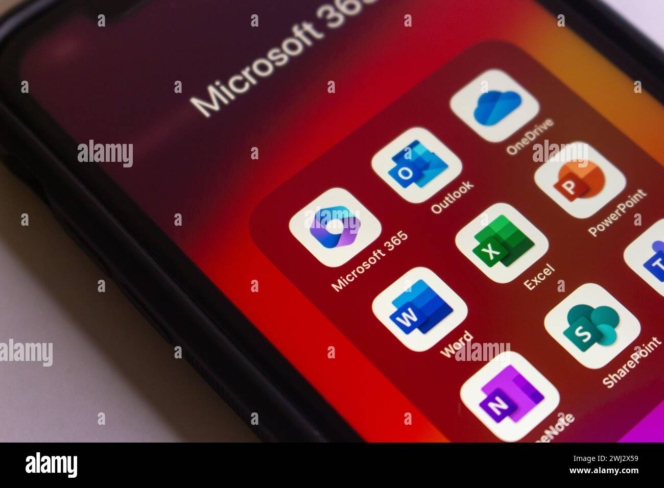 Apps von Microsoft 365 (ehemals Office), einer Familie Cloud-basierter produktiver Software (Outlook, OneDrive, Word, Excel, PowerPoint, usw.), auf dem iPhone zu sehen Stockfoto