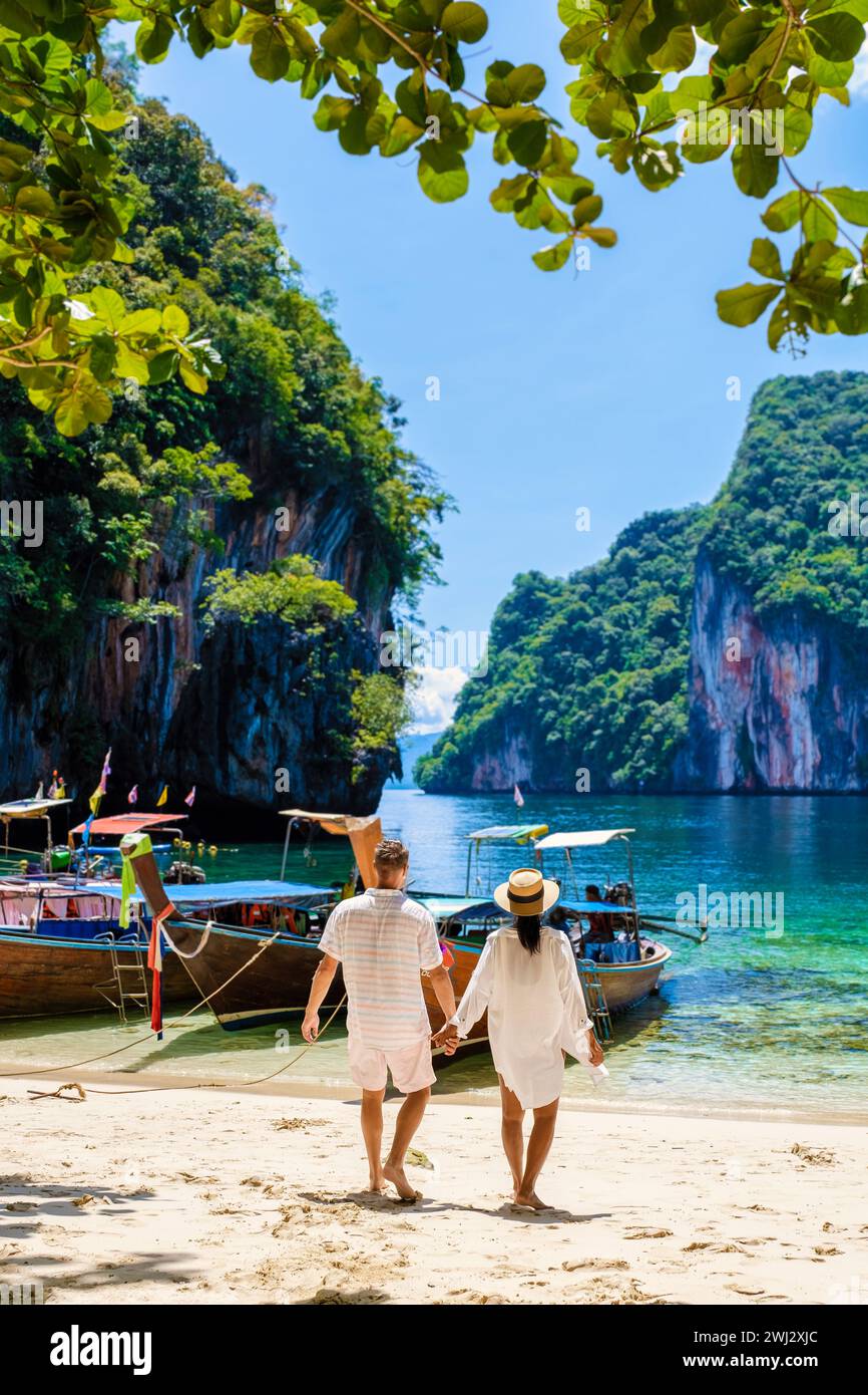 Männer und Frauen in der tropischen Lagune von Koh Loa Lading Krabi Thailand Teil der Koh Hong Islands Stockfoto