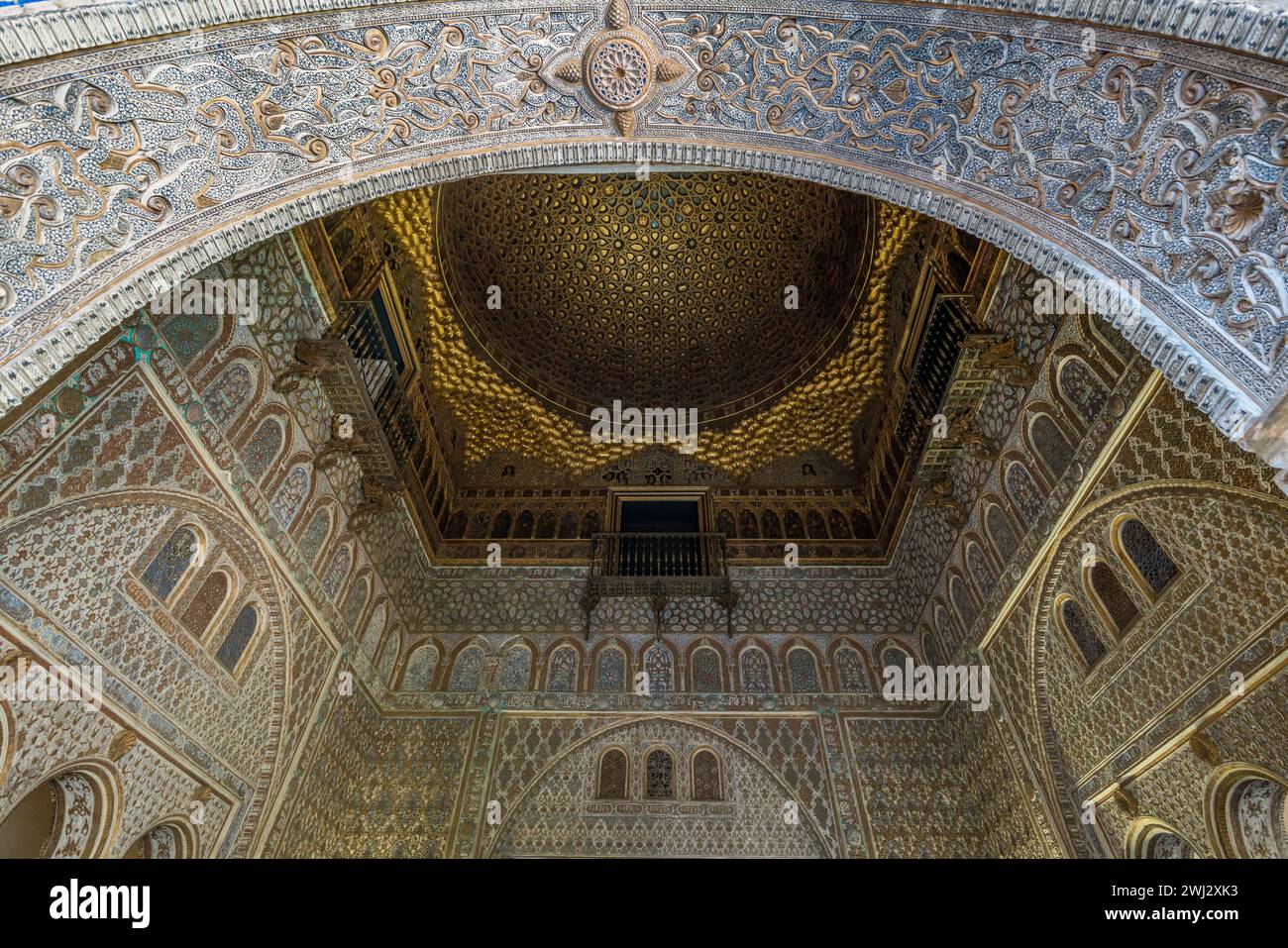 Sevilla, Spanien - 15. Juni 2023 : Königliche Alcazar von Sevilla. Die Decke und der Eingangsbogen des Hall of Ambassadors sind mit Details versehen. UNESCO-Weltkulturerbe. Stockfoto