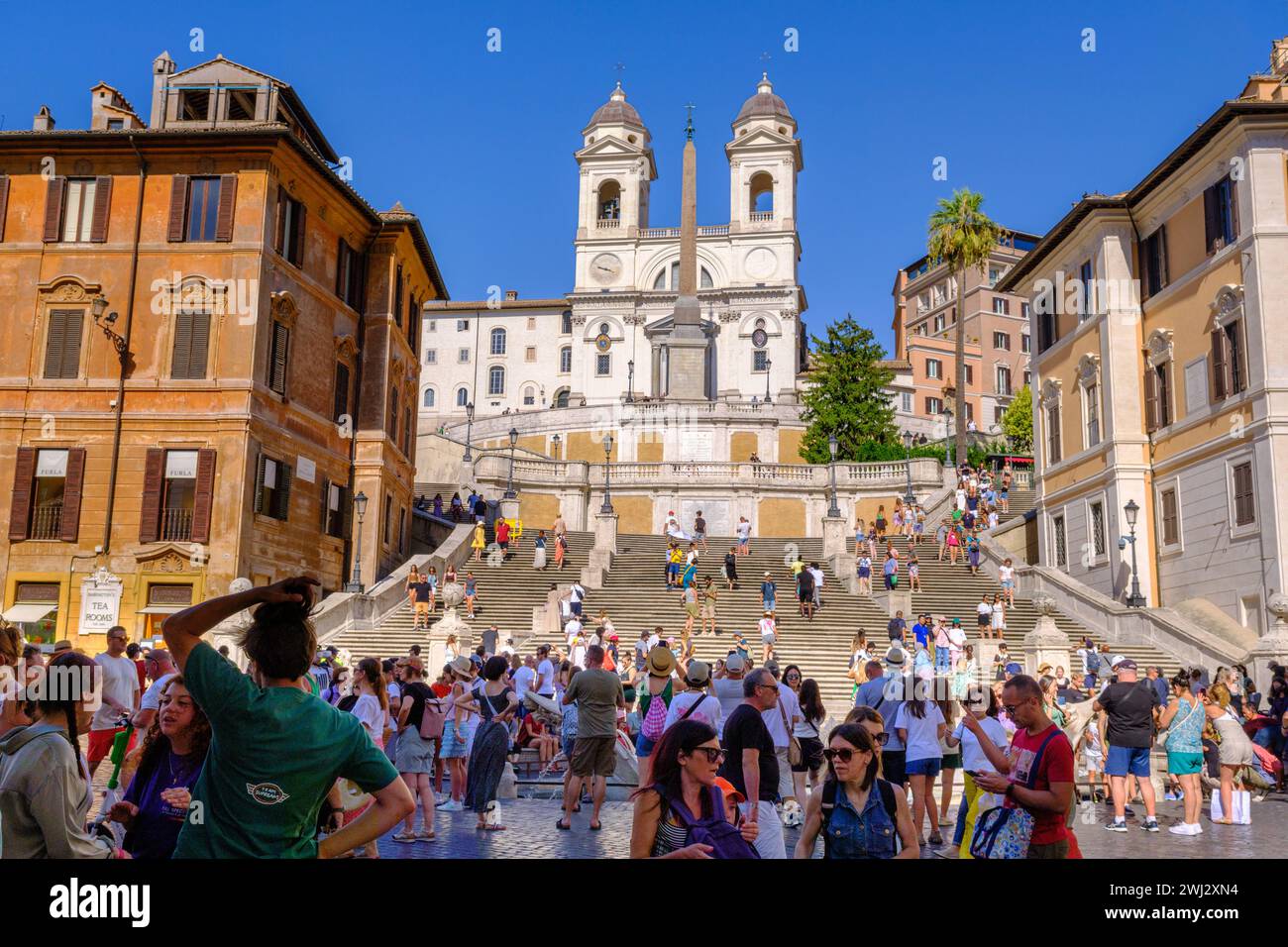 Rom, IT - 11. August 2023: Touristen an der Spanischen Treppe Stockfoto