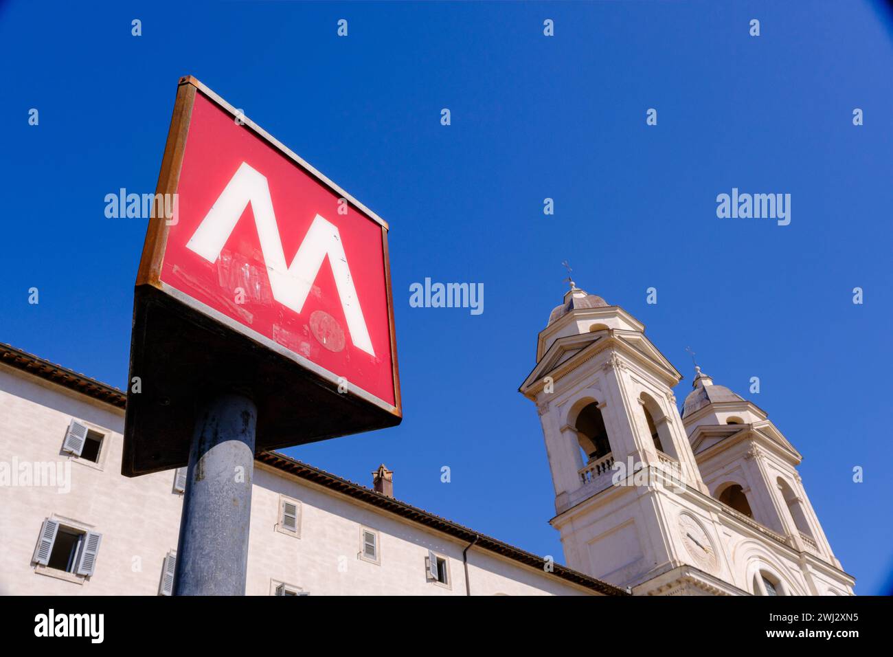 Rom, IT - 11. August 2023: Schild zur U-Bahn-Station Spagna Stockfoto