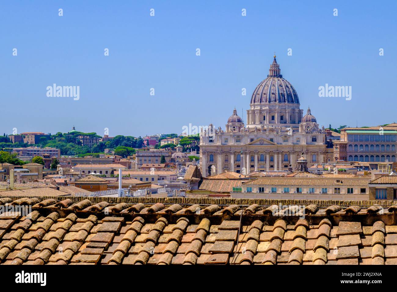 Rom, IT - 11. August 2023: Blick von oben auf den Vatikan und den Petersdom Stockfoto